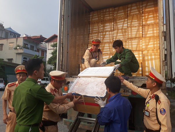 “Bắt sống” 25 tấn nội tạng không rõ nguồn gốc