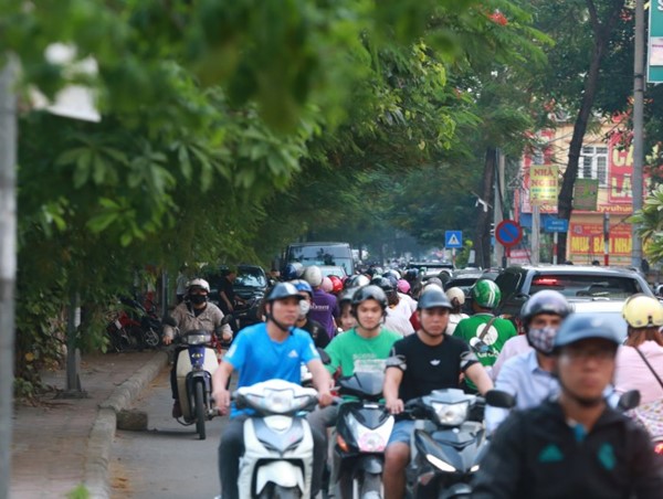 Hà Nội: Bất chấp biển cấm, nhiều xe ô tô nối đuôi nhau đỗ dưới lòng đường giờ cao điểm