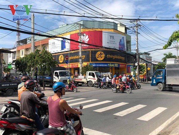 Người đi xe máy liên tục gặp nạn vì vướng vào điểm mù xe cơ giới cỡ lớn tại ngã tư tử thần 