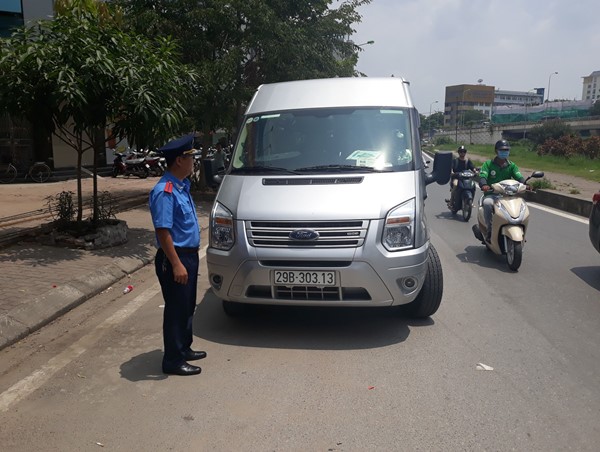 Phạt 9 triệu đồng với xe chạy sai luồng tuyến, nghi sử dụng phù hiệu giả