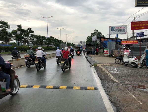 Tháo bỏ gờ giảm tốc gây tai nạn chết người trên xa lộ Hà Nội