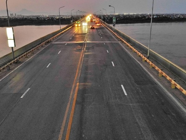 Mặt cầu Thăng Long xuống cấp, rung bần bật khi xe ô tô đi qua