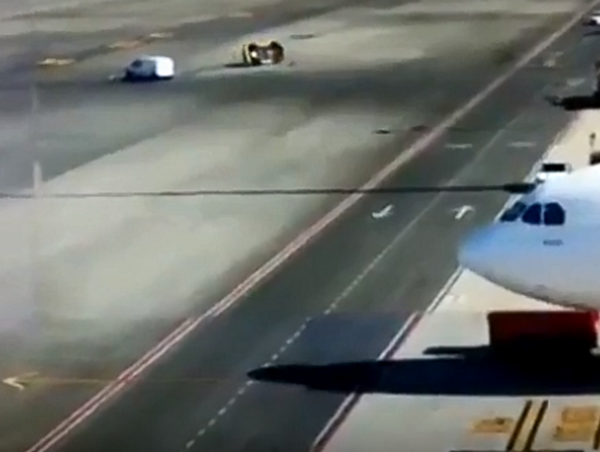 Ôtô bị đâm lật ngửa trong sân bay