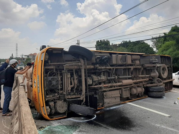 Xe khách lật trên quốc lộ, hàng chục người nháo nhào đập kính thoát thân