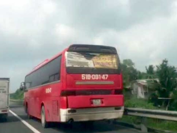 Nhiều xe khách vào làn đường dừng khẩn cấp trên cao tốc