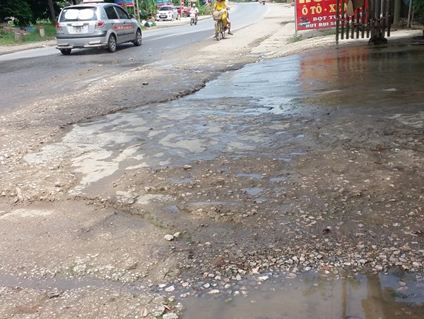 Nước thải sinh hoạt lênh láng, bốc mùi hôi thối trên Quốc lộ 6