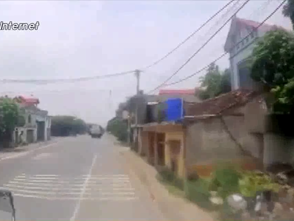 Xe máy đâm vào xe tải do sang đường không quan sát