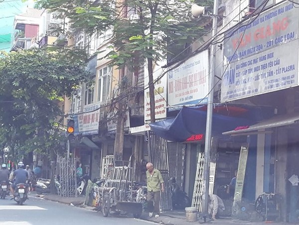 Khi hè phố trở thành... xưởng sản xuất!