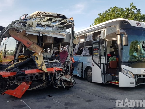 Xe khách va chạm kinh hoàng trong đêm, 25 người thương vong