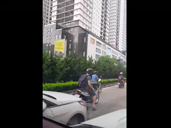 Clip: Người nước ngoài chặn không cho ô tô đi vào đường xe buýt BRT