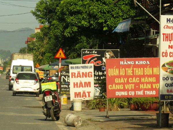 Thị trấn Đại Nghĩa: Tràn lan tình trạng chiếm dụng vỉa hè gây cản trở giao thông