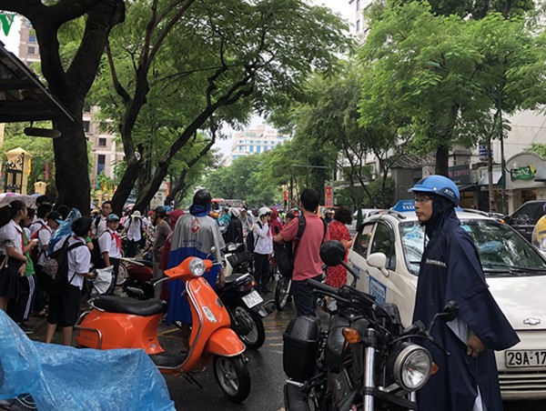 Ảnh: Chưa khai giảng, nhiều cổng trường ở Hà Nội đã ùn tắc giao thông