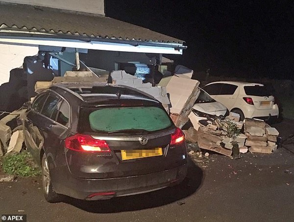 Hoảng hồn nhà ở ngã ba đường, 3 năm bị ô tô lao vào 17 lần