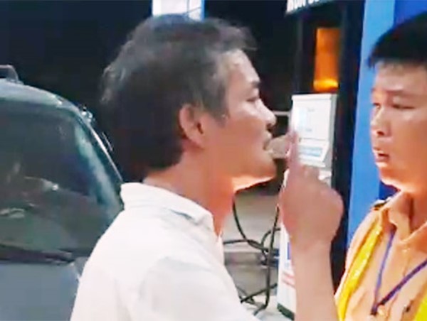 Tài xế xe biển xanh tát CSGT ở Thanh Hoá chỉ là người sửa xe hộ?