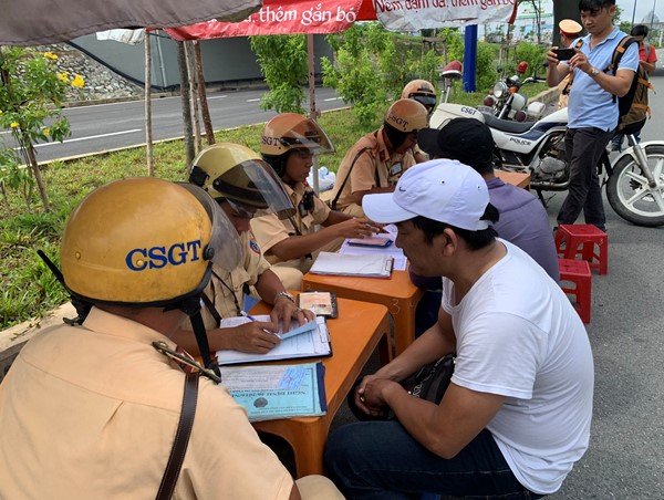 CSGT mật phục ghi hình xe khách vi phạm, vô hiệu hoá 'ra đa' quán cơm 