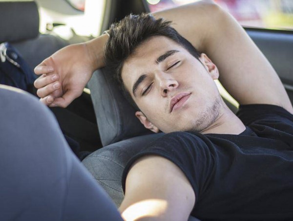 Cách ngủ trong xe ô tô an toàn, tránh bị chết não do thiếu ô xy