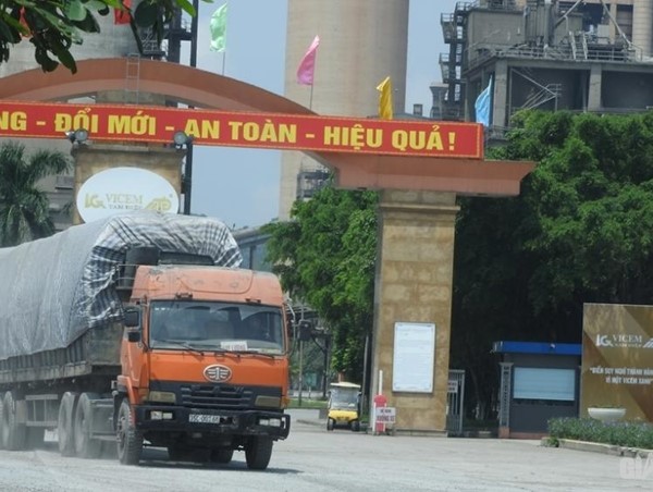 Hàng loạt xe tải chở xi măng Vicem Tam Điệp “có ngọn” ngang nhiên hoạt động
