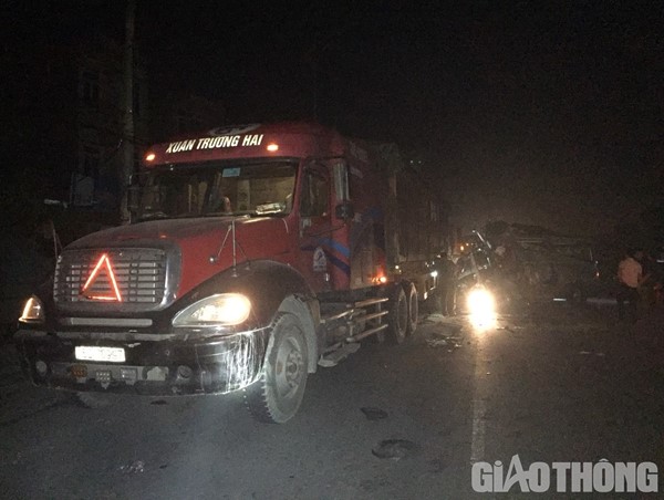 Xe khách húc đuôi xe container trên QL38B, 16 người bị thương