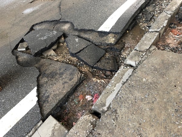 Vỡ đường ống nước tại nút giao Nguyễn Hữu Thọ - Nghiêm Xuân Yêm