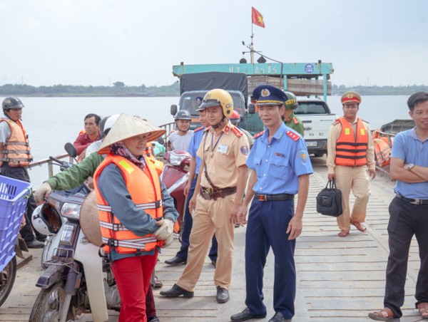 Thông tin giật mình vụ phà khách quá tải “làm xiếc” trên sông Hồng