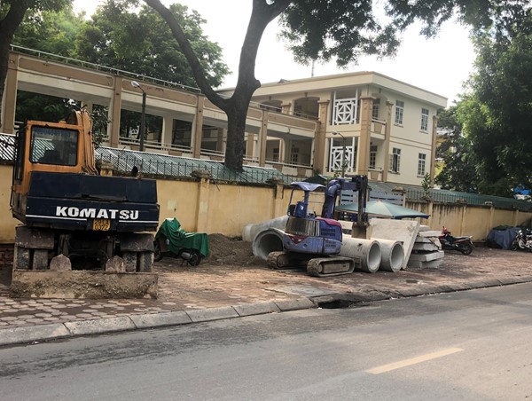 Phố Lương Định Của, quận Đống Đa: Vỉa hè thành bãi tập kết cống thoát nước