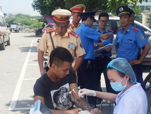 Tiếp tục phát hiện 1 lái xe dương tính với ma tuý trên đường vành đai 3