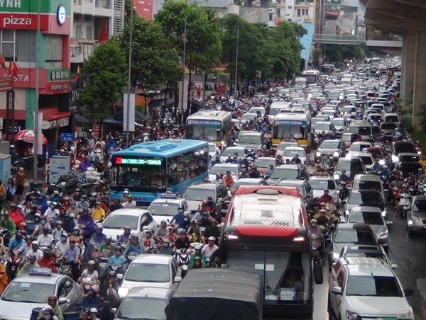 Người dân bắt đầu nghỉ lễ, nhiều tuyến đường cửa ngõ tắc cứng