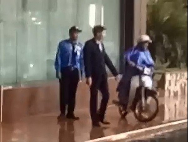 Nhân viên khách sạn đuổi người dân trú mưa tránh giông lốc