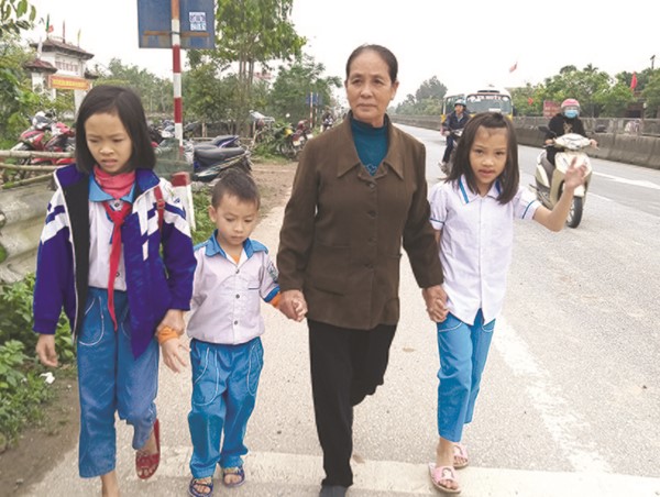 Nữ bảo vệ 20 năm đưa học sinh qua QL1 an toàn