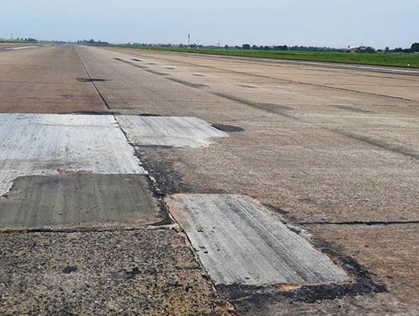 Cận cảnh đường băng ở sân bay Nội Bài bị hư hỏng trầm trọng