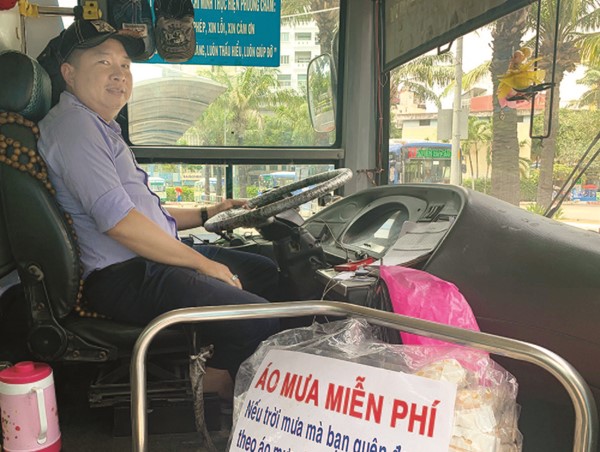 Tài xế xe buýt khắc tinh trộm cướp, ham làm từ thiện ở Sài Gòn