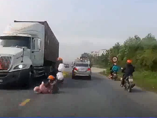 Cả gia đình thoát chết trước bánh xe container