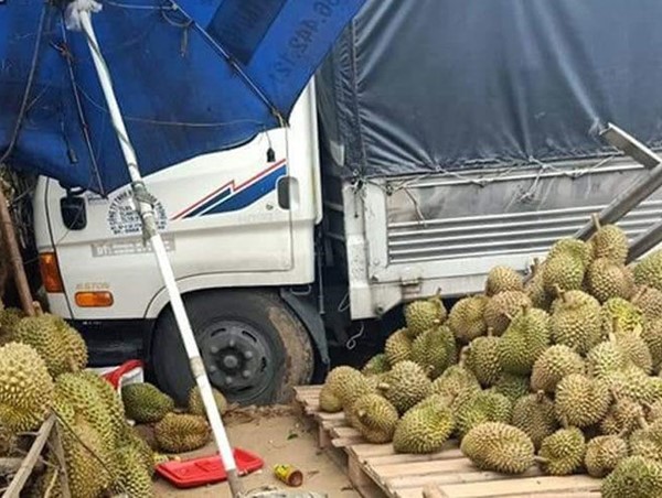 Xe tải mất phanh lao vào lề đường, người phụ nữ đi bộ tử vong tại chỗ