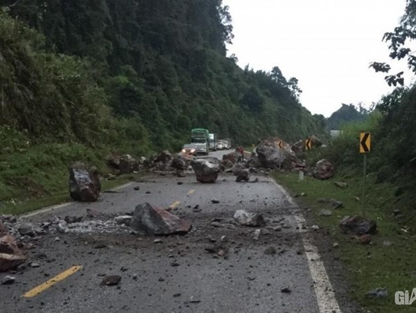 Đá lở gây tắc đường trên Quốc lộ 6 ở Sơn La