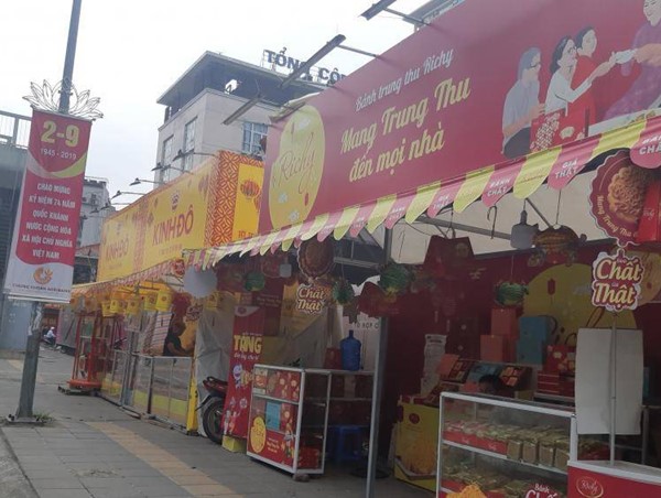 Tràn lan quầy bánh trung thu “chiếm” vỉa hè của người đi bộ