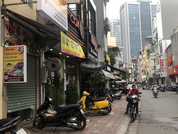 Ngõ 298 Tây Sơn: Lòng đường thành bãi xe, vỉa hè thành quán xá