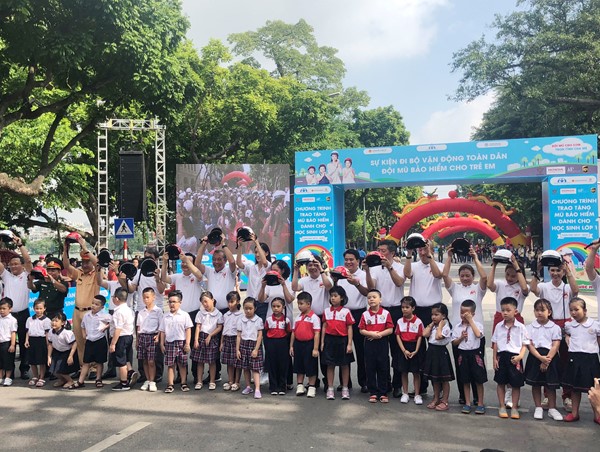 Đội mũ bảo hiểm cho trẻ em: Hành động nhỏ, ý nghĩa lớn