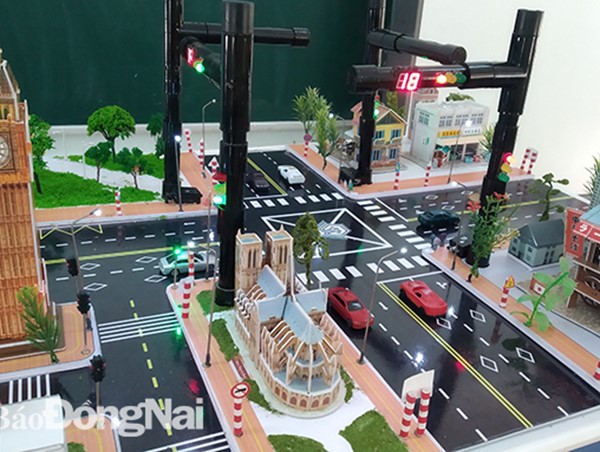 Dạy trẻ tham gia giao thông an toàn qua mô hình động