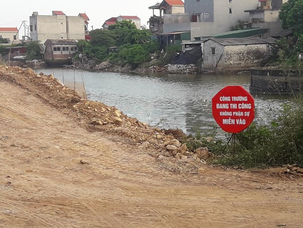 Huyện Phú Xuyên: Hàng chục mét kè đê bất ngờ đổ sập do sơ xuất của đơn vị thi công?
