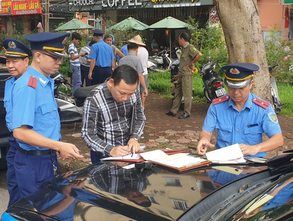 Xử lý xe ô tô đỗ sai quy định tại bán đảo Linh Đàm