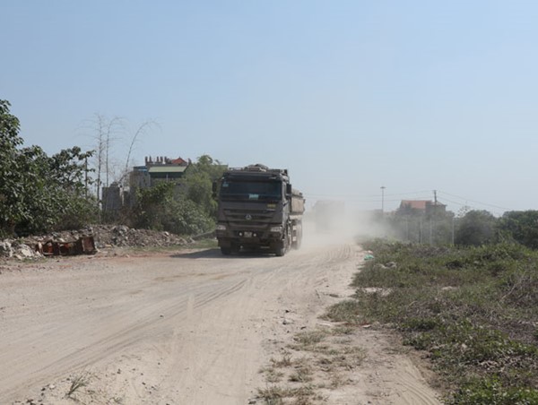 Chặn xe quá tải trọng lưu thông trên đê: Cần các giải pháp hữu hiệu hơn