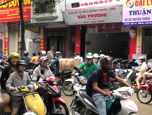 Hà Nội: Rồng rắn mua bánh trung thu truyền thống gây ùn tắc phố Thuỵ Khuê