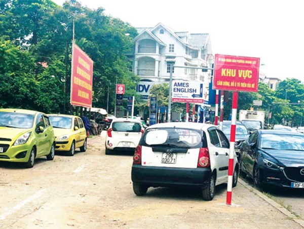 Vỉa hè phố Linh Đường bị chiếm dụng