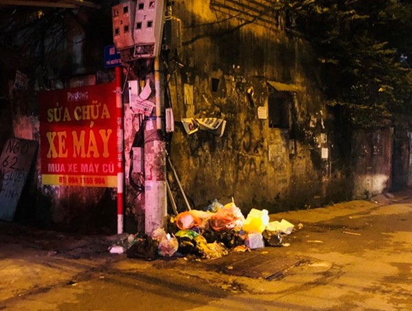 Rác thải đổ bừa bãi trên phố Nguyễn Chính