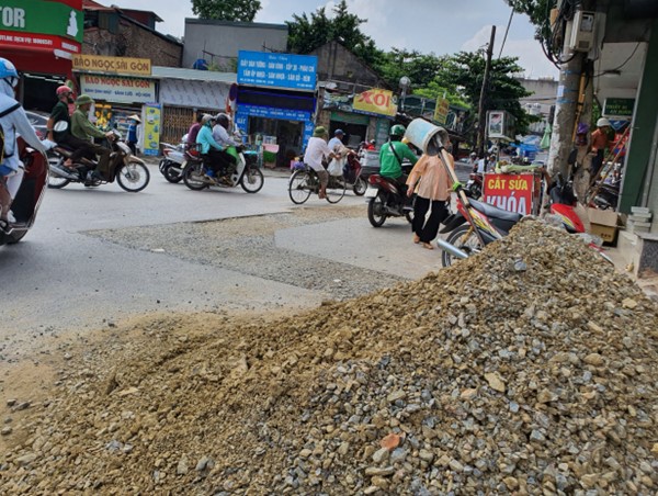 Hà Nội: Đào đường nham nhở, người dân phải sống chung với sự bất an