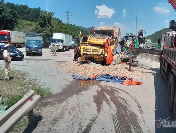 2 xe tải biến dạng sau cú tông trực diện tại Quảng Ninh, 2 tài xế nguy kịch