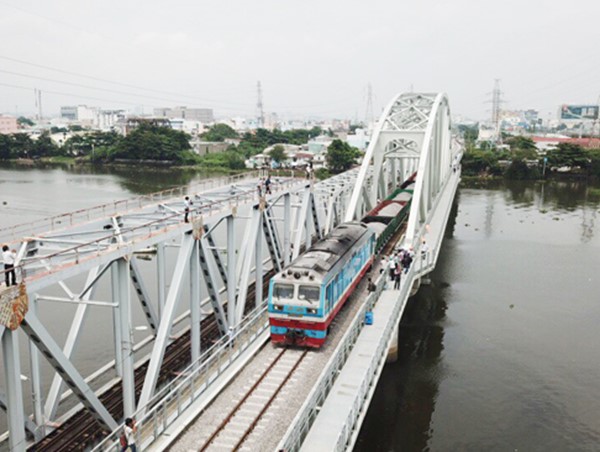 Thông tuyến đường sắt qua cầu Bình Lợi mới 