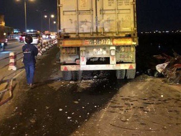 Danh tính lái xe container tông bay người xuống sông Hồng
