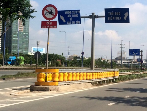 Chưa có tiêu chuẩn khi lắp đặt hộ lan bánh xoay đường Mai Chí Thọ