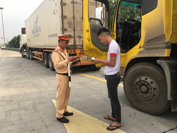 Hơn 1000 xe vi phạm, 500 giấy phép lái xe bị tước trong 8 tháng đầu năm